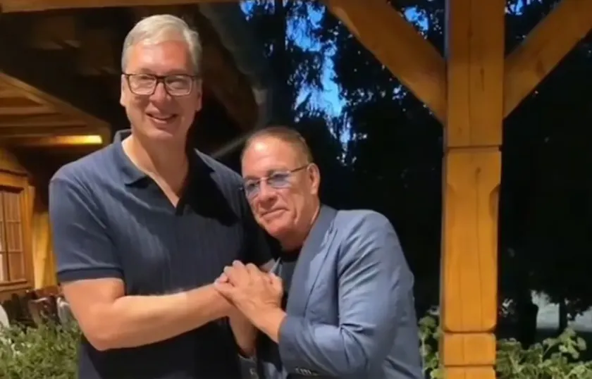 Sırp Cumhurbaşkanı Aleksandar Vučić ile el sıkışarak fotoğraflanan Jean-Claude Van Dam, 25 Ağustos'ta Niş Uluslararası Film Festivali'nin açılışında yer alacak.
