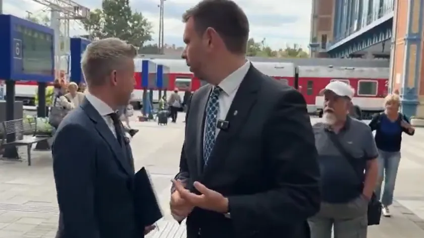 Mađaristan Başbakanı Peter Mađar ve Ulaştırma ve Yatırım Bakanı David Vitezi'ye bir tren istasyonunda saldırı yapıldı.