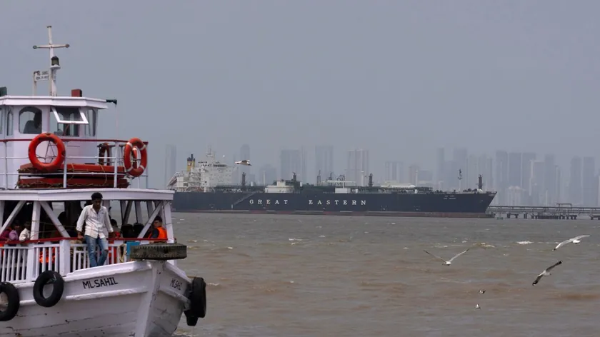 Orta Doğu petrol ticaretinin kilit noktası Hürmüz Boğazı küresel risk oluşturuyor