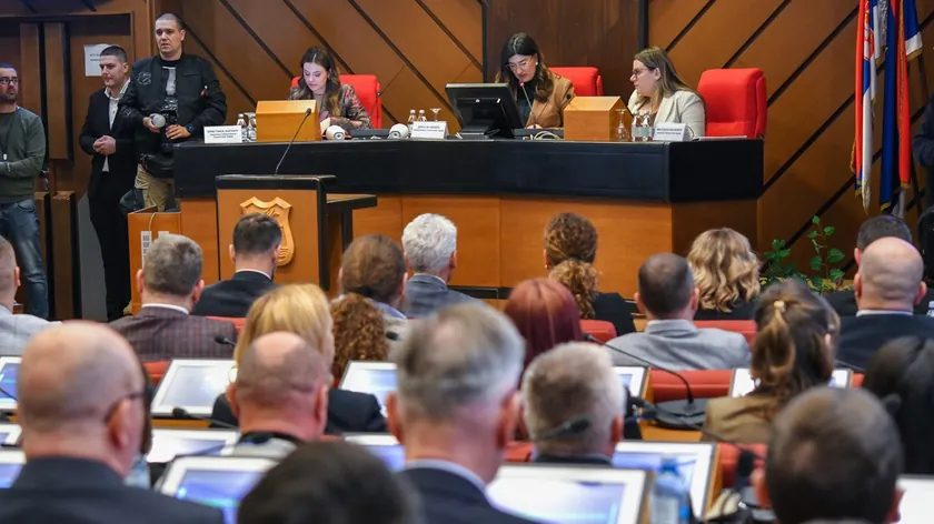 Novi Sad Şehir Meclisi Oturumu Başladı, Protestolar Eşliğinde Gündem Yoğun