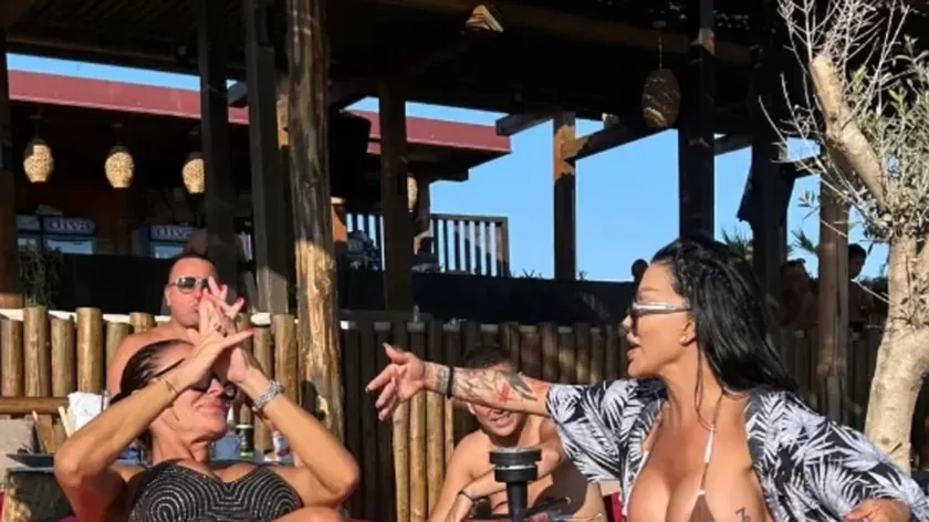 Rijaliti katılımcıları Milena Kačavenda ve Žana Omnia tatilde birlikte.