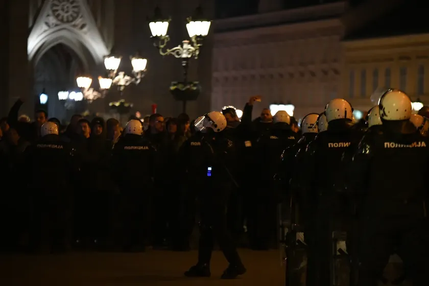 Sırbistan'ın Novi Sad kentinde öğrenci evlerine polis geldiği bildirildi