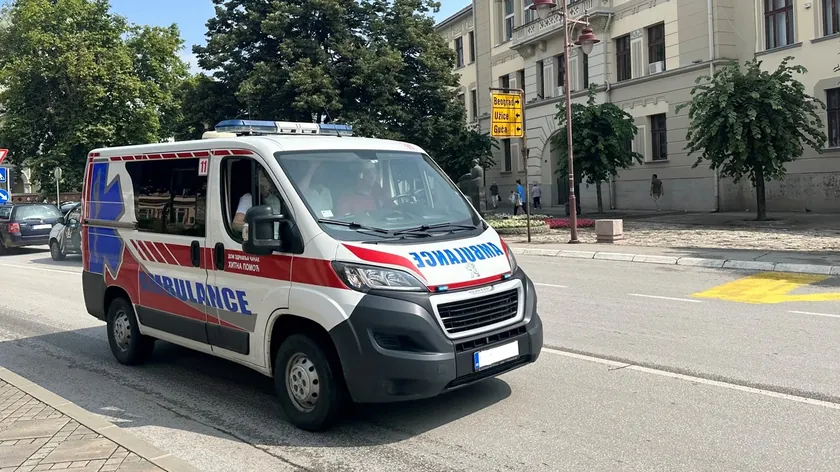 Sırbistan'ın Čačak kentinde araç bir kafeye daldı, faciadan dönüldüğü bildirildi