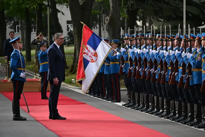Sırbistan Cumhurbaşkanı Aleksandar Vučić'in Vojska Srbije'yi kullanması ve 1990'ların tehlikeli retorikini tekrar kamu alanına sokması eleştirildi.