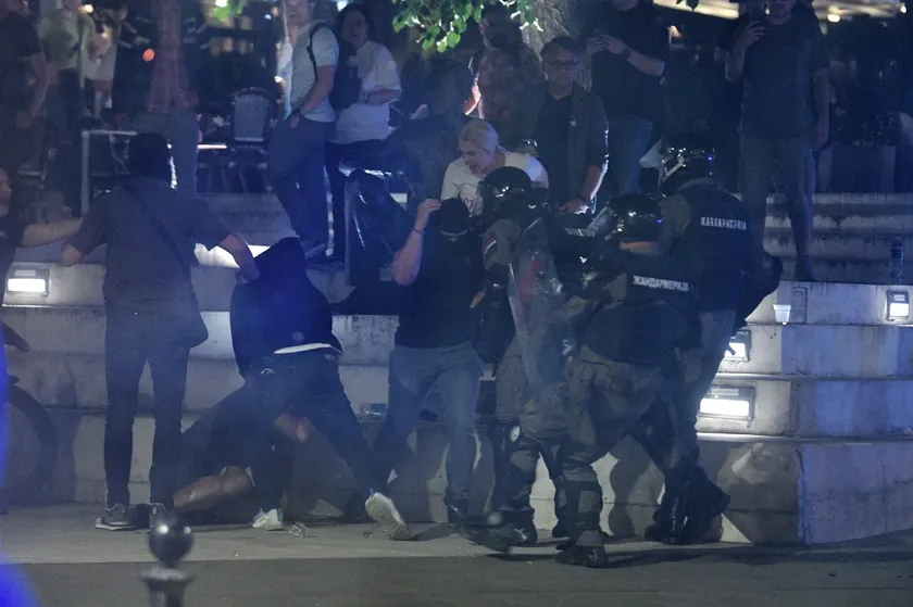 Sırbistan'da öğrenci protestoları sonrası şiddet olaylarına eğitimli holiganlar neden oldu