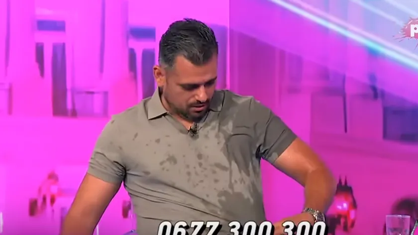 Sırbistan'da yayınlanan bir programda tartışma sırasında bir kadın müşteriyi suyunla döktü.