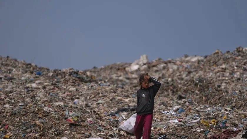 İsrail, Hamas'ın silahlanmasını beklemeden Gazze Şeridi'nin yeniden inşasına başladı.
