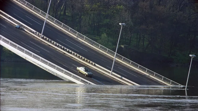 Sırbistan'da 1999 Bombardımanı Anıları: Novi Sad'da Yıkılan Köprü Üzerindeki Taksi