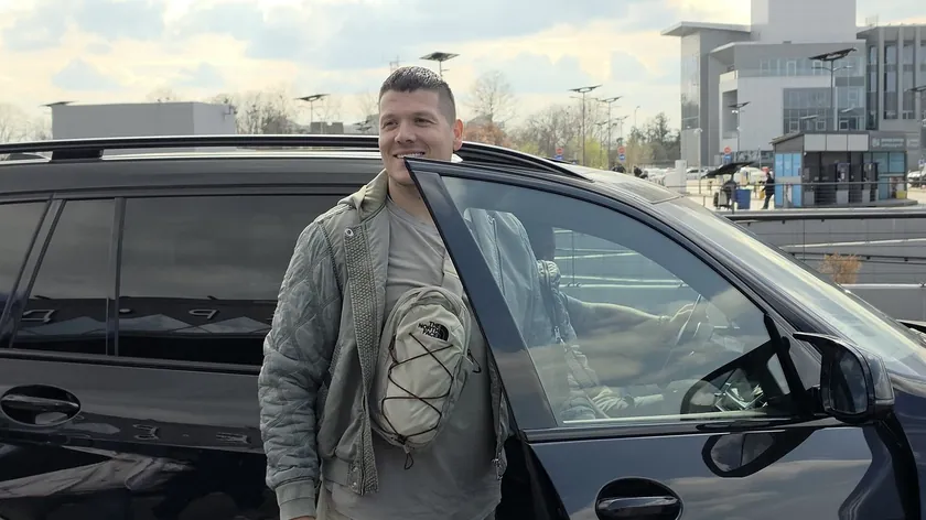 Sırp şarkıcısı Sloba Radanović'e bir marketin park alanında verbal saldırı yapıldı.