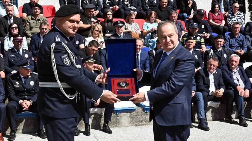 Sırbistan İçişleri Bakanı şehit polisleri andı, Polis Tugayı güvenliğin teminatı.