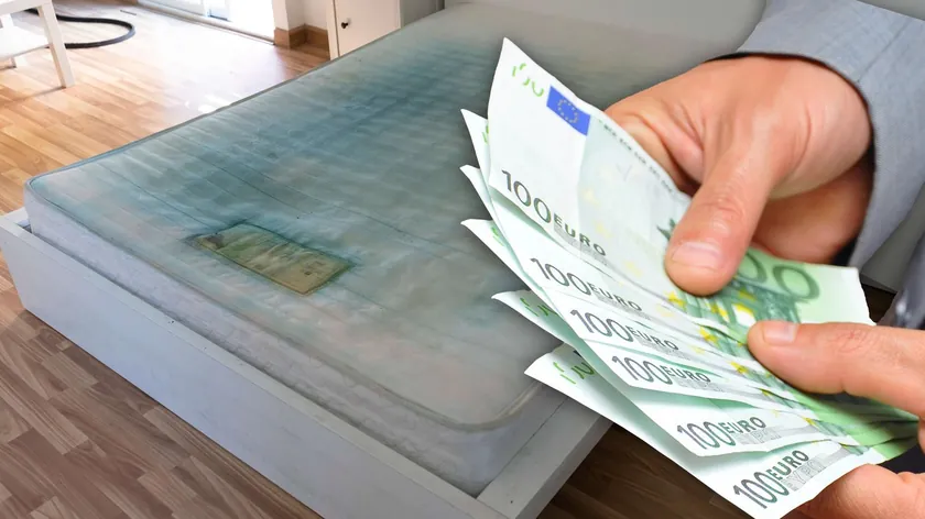 İtalya'da Temizlikçi, Emeklinin Eski Yatağını Attı İçindeki Servet Çöpe Gitti