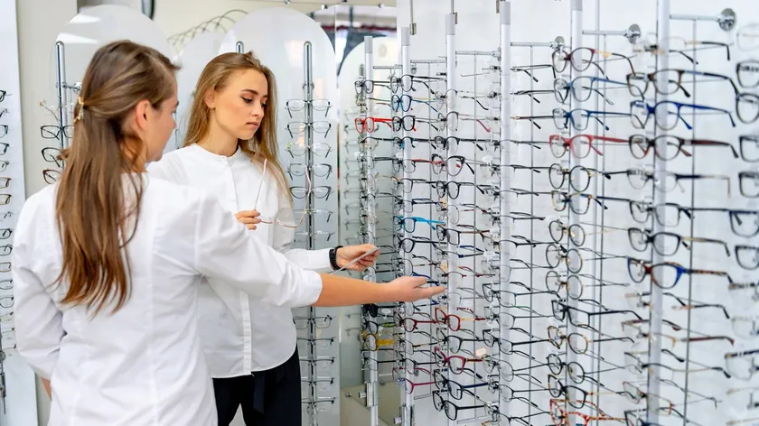 Sırbistan'ın Belgrad şehrinde genç kadın optikçide çalışandan hoş olmayan tavır gördü