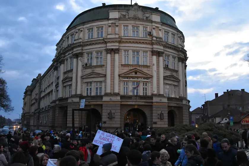 Sırbistan Niş'teki Öğrenciler Yarın Mahkemeden Şehir Meclisi'ne Yürüyecek