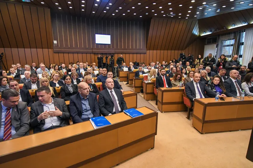 Novi Sad Meclis Oturumu Gecikti Güvenlik Üyelerin Salona Girişini Engelledi