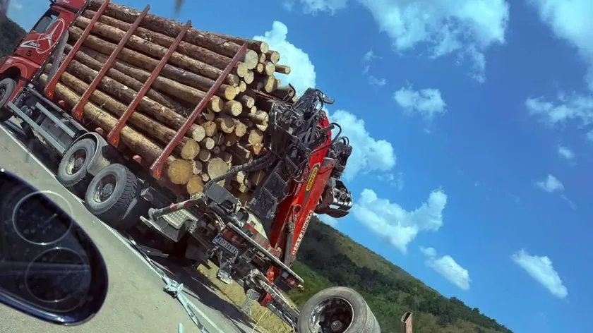 Ražnja yönünden Pojate'ye doğru bir kamyon prikolicasının devrilmesi nedeniyle trafikte sıkışıklık oluştu.