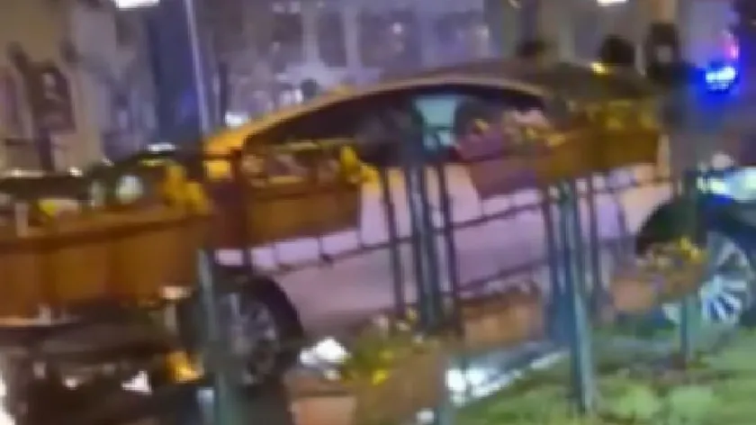 Novi Sad'da trafik kazası: Otomobil bariyeri aştı, yaralı durumu belirsiz