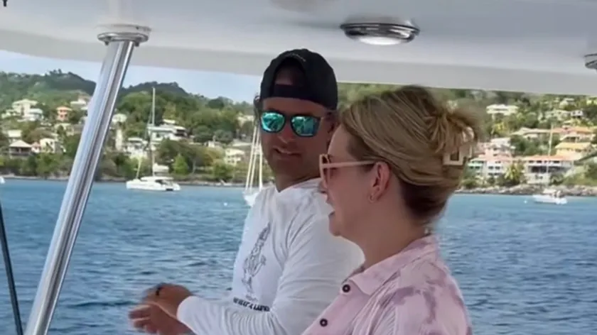 Amerikalı Aile Dört Çocuğuyla Her Şeyi Satıp Katamaranla Denizlerde Yaşıyor