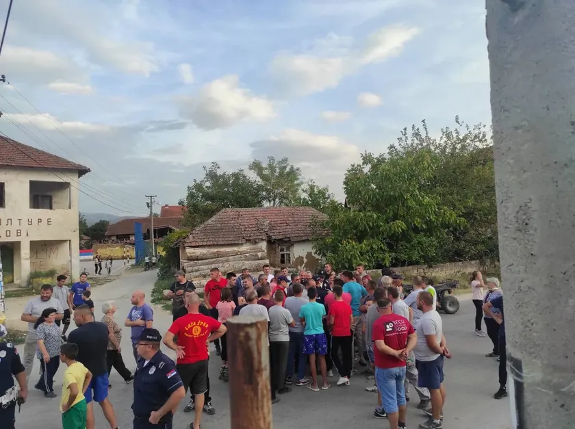 Sırbistan'ın Rosulje kasabasındaki vatandaşların taleplerine destek veriyor.