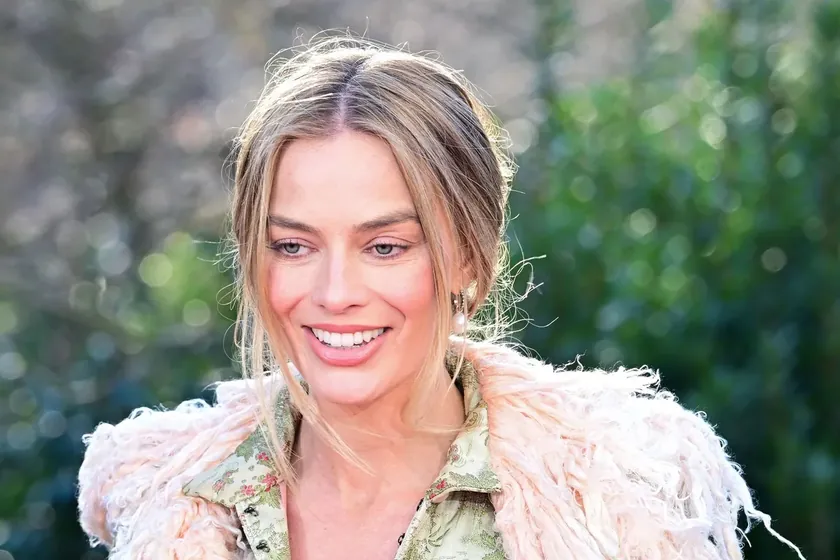 Margot Robbie 'Uğultulu Tepeler' Londra galasında askılarıyla tüm bakışları topladı