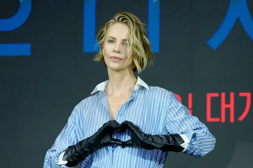 Sharon Teron, "Odiseya" filminin tanıtımında plastik bir elbiseyle dikkat çekti Siz böyle bir şey giyebilir misiniz?