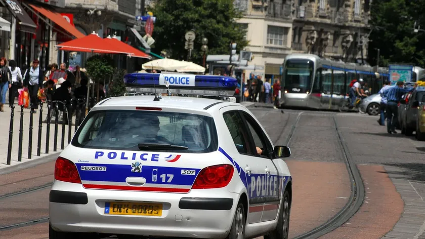 Fransa'da babası tarafından yıllarca bir minibüste kilitli tutulan çocuk kurtarıldı