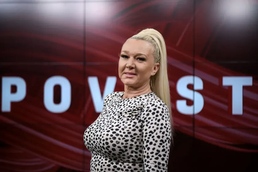 Sırbistan Zvezda Granda şarkıcısı Željka Jurišić pandemide güvenlik görevlisi oldu