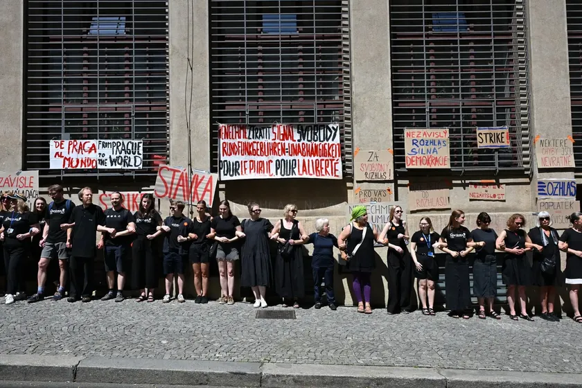 Çekya Televizyonu ve Radyosu Çalışanları Hükümetin Yasa Değişikliklerini Protesto Etmek İçin Grevde