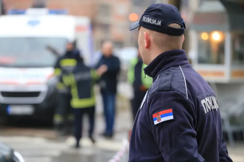 Yeni Sad'da bir kaçırma olayı yaşandı Bir adam "G sınıfı" araca zorla atıldı, komşular tarafından görülen kötü sahne üzerine polise haber verildi.