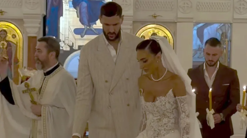 Sırp eski basketbol oyuncusu Uroš Plavšić ve influencer Jovan Tomić evlendi.