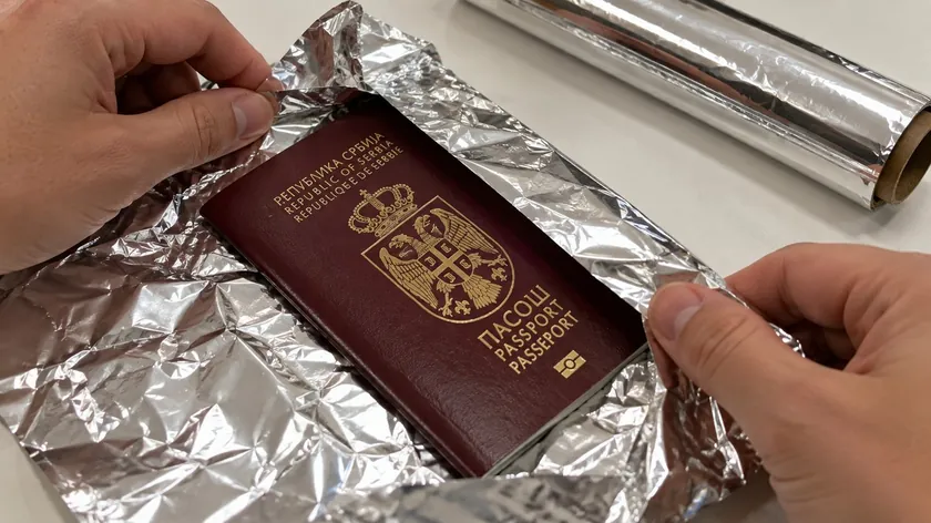 Putnici, pasaportlarını alüminyum folyoya sarıyorlar!