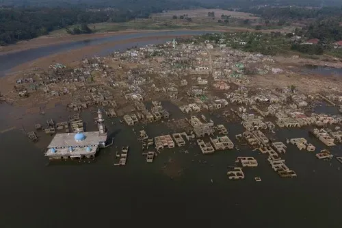Suşun Indonezya'daki bir köyü yüzyıllardır su altında kalan bir hale getirdi