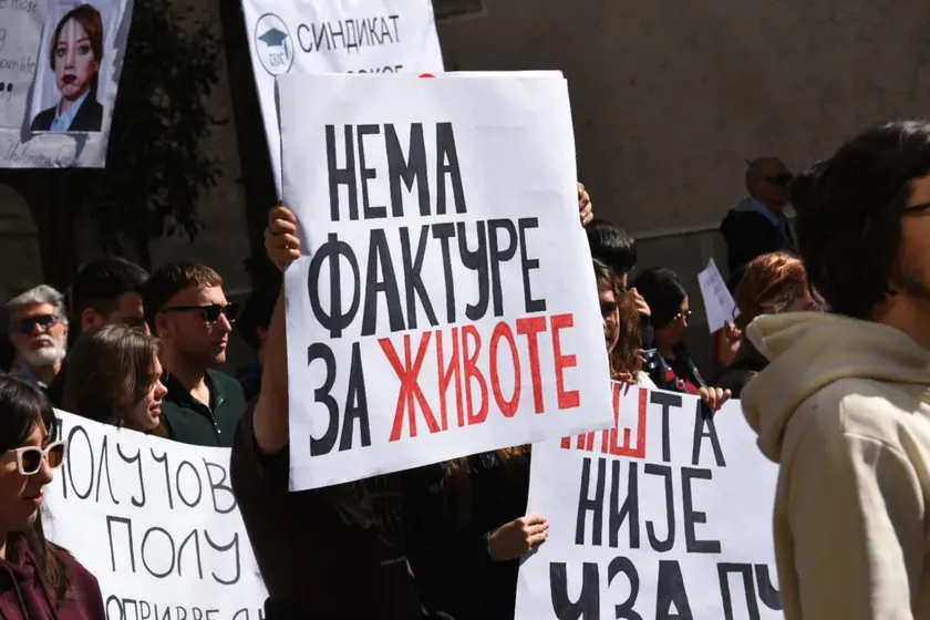 Sırbistan'da bir öğrencinin asansörde saldırıya uğraması üzerine öğrenciler protesto etti.