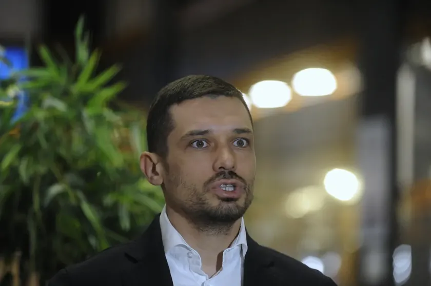 Sırbistan'da PIO Fonu Direktörü Relja Ogenjenović oy satın alma kampanyası başlattı