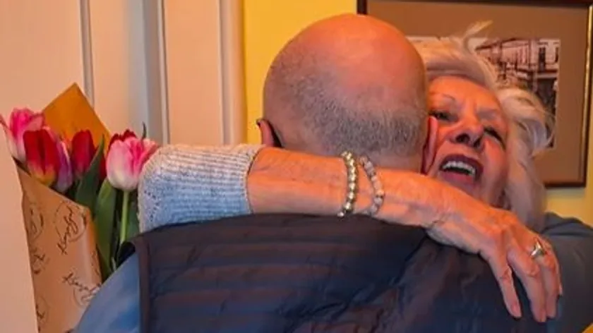 Sırbistanlı Siyasetçi Miloš Vučević 8 Mart Kadınlar Günü'nde Annesine Duygusal Sürpriz Yaptı