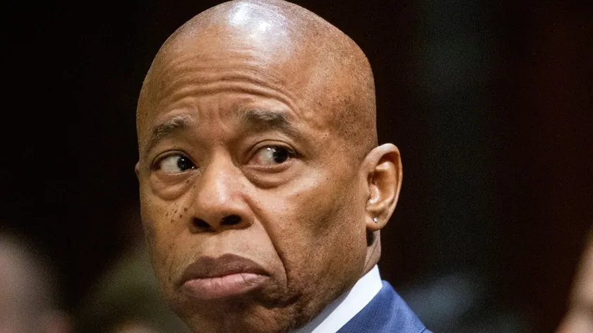 Eski New York Belediye Başkanı Eric Adams Arnavutluk Vatandaşlığı ve Pasaportu Aldı