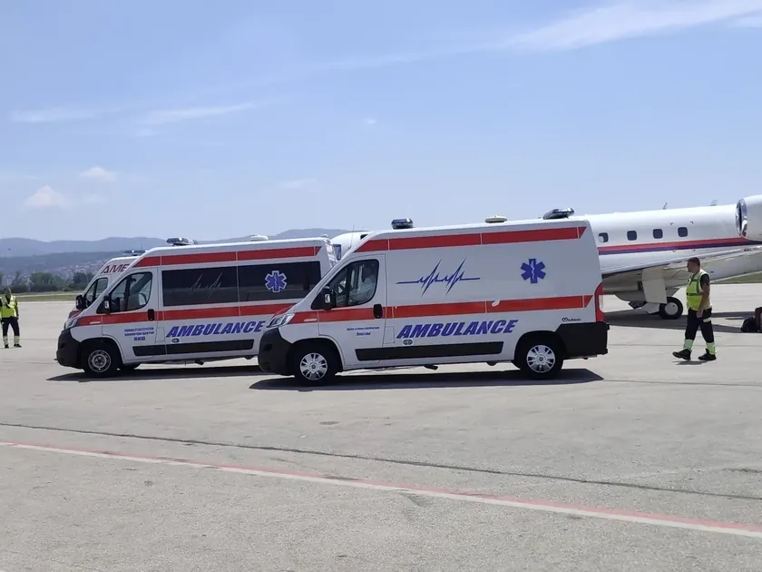 Sırbistan'da meydana gelen trafik kazasında yaralananların tedavisi için bir uçak Sırbistan'ın Niş şehrine iniş yaptı.