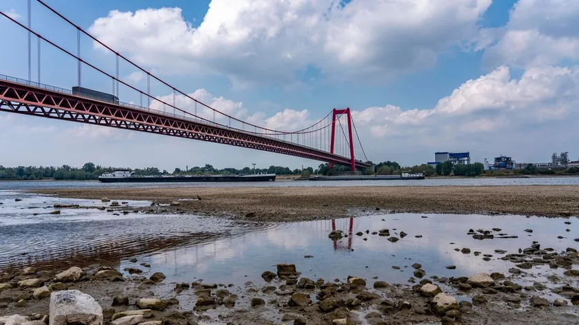 Nemačka'da Rajne Nehri'nin Su Seviyesi Tarihi Düşüğe Uğradı (foto, video)