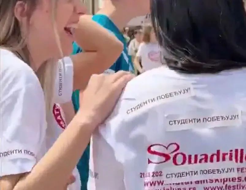 Sırbistan'ın Užice Şehrinde Mezuniyet Balosunda Öğrenciler 'Kazanır' Mesajı Verdi
