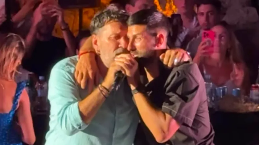 Novak Đoković, Karadağ'da büyük bir heyecan yarattı "Tropski Bar" şarkısını seslendirdi ve herkes hayran kaldı.