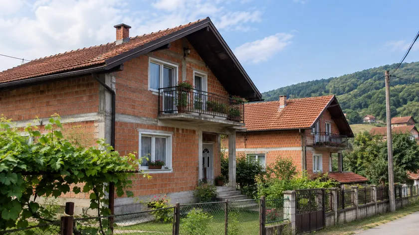Bosna Hersek'te satırlara dökülen sıra dışı bir ev satış ilanı sosyal medyada büyük ilgi gördü.