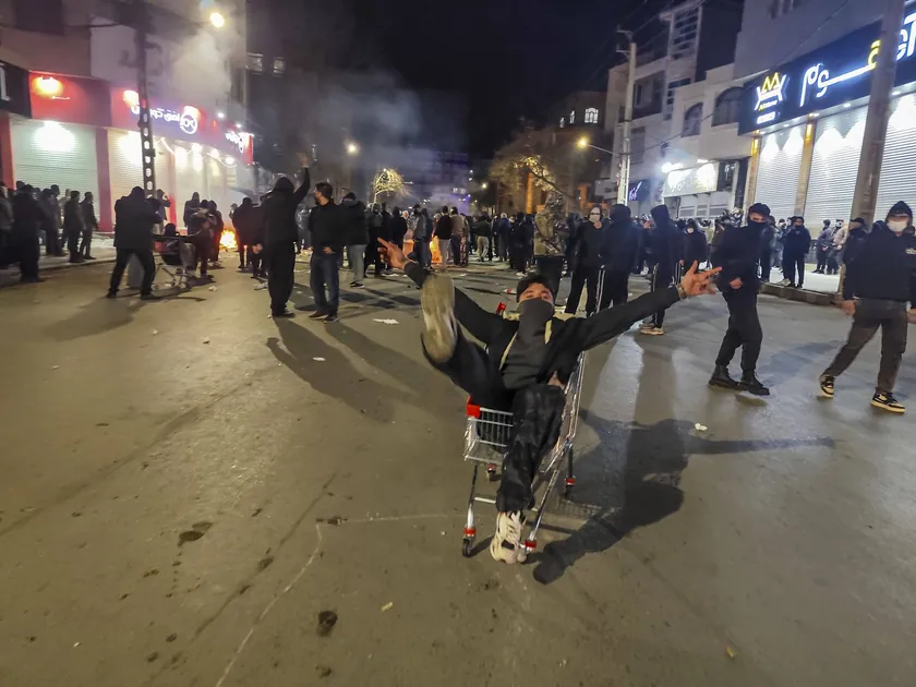 İran'da Büyük Protestolar: Can Kaybı Artıyor, Ayetullah ile Trump Birbirine Tehditler Savuruyor