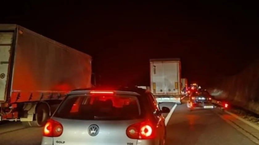 Sırbistan'da Şarani Tüneli Önünde Kaza: Araçlar Takovo'ya Yönlendirildi, Yoğunluk Oluştu