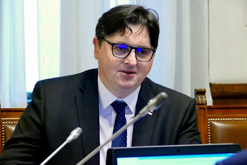 Sırbistan Anayasal Mahkeme Başkanı Vladan Petrov, Sırp ilerleme Partisi (SNS) milletvekili UgljeÅ¡a MrdiÄ'in yasal değişiklikler için gösterdiği "özel cesaret" nedeniyle ödül hak ettiğini belirtti.