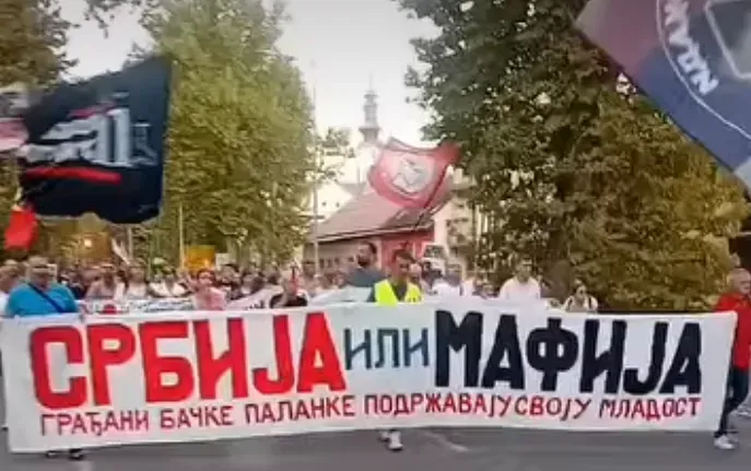 Sırbistan'da bir yıl önce yaşanan olaylar nedeniyle protesto edildi.