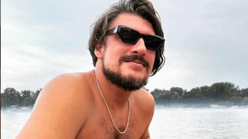 Ünlü Sırp oyuncu Andrija Kuzmanović (42) 2023 yılında yakın bir arkadaşla birlikte oğul sahibi oldu.