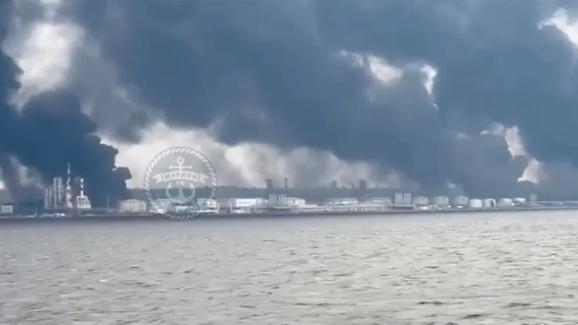 Ukrayna Saldırısı Sonucu Rusya'nın Önemli Limanı Yandı, Acil Benzin Tedbirleri Alındı