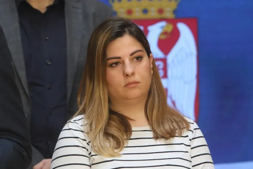 Sırbistan'da muhalefet iktidarı sessiz özelleştirme politikası izlemekle suçladı