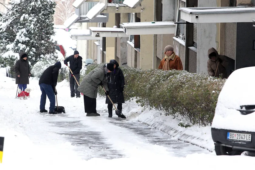 Öğrenciler Buz Kırma ve Kar Temizleme Faaliyetine Başladı