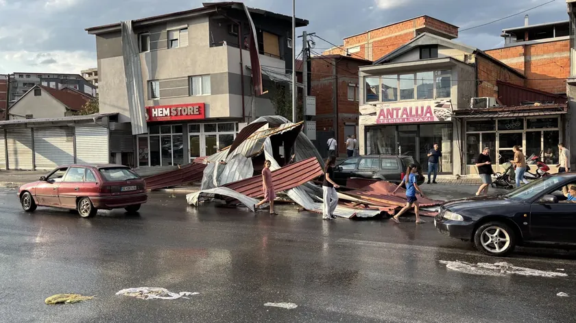 Skoplj'de şiddetli havada 15 kişi yaralandı.