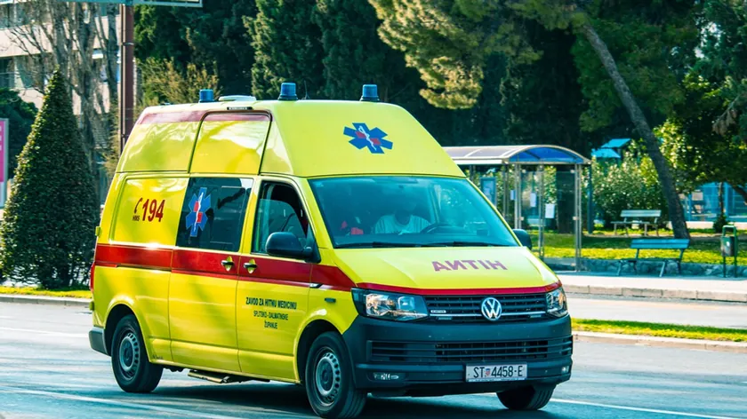 Zagreb'de Meydana Gelen Trafik Kazasında Otomobil Tramvay Durağına Çarptı